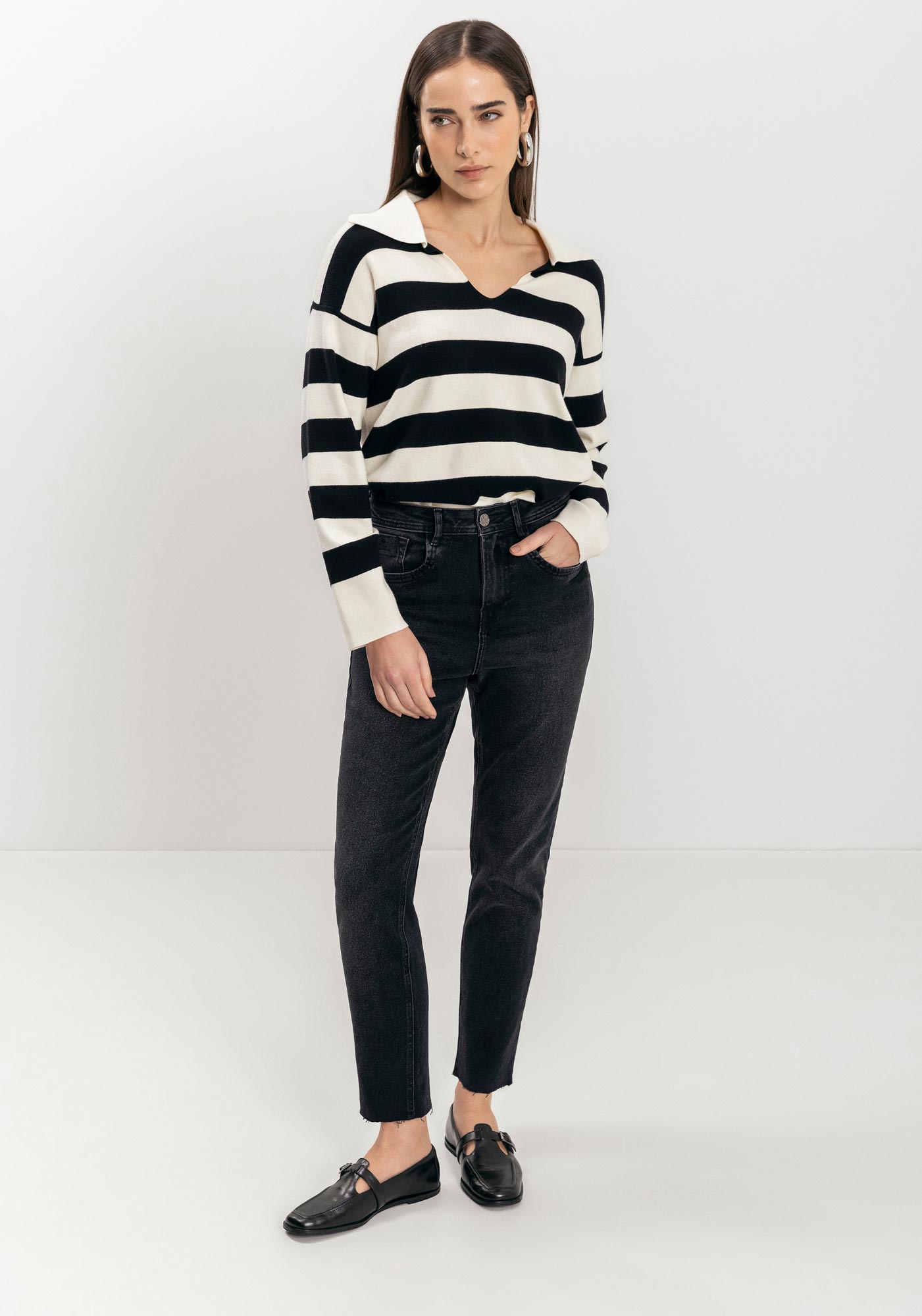 Calça Mom Jeans Comfort Com Cintura Alta E Barras A Fio