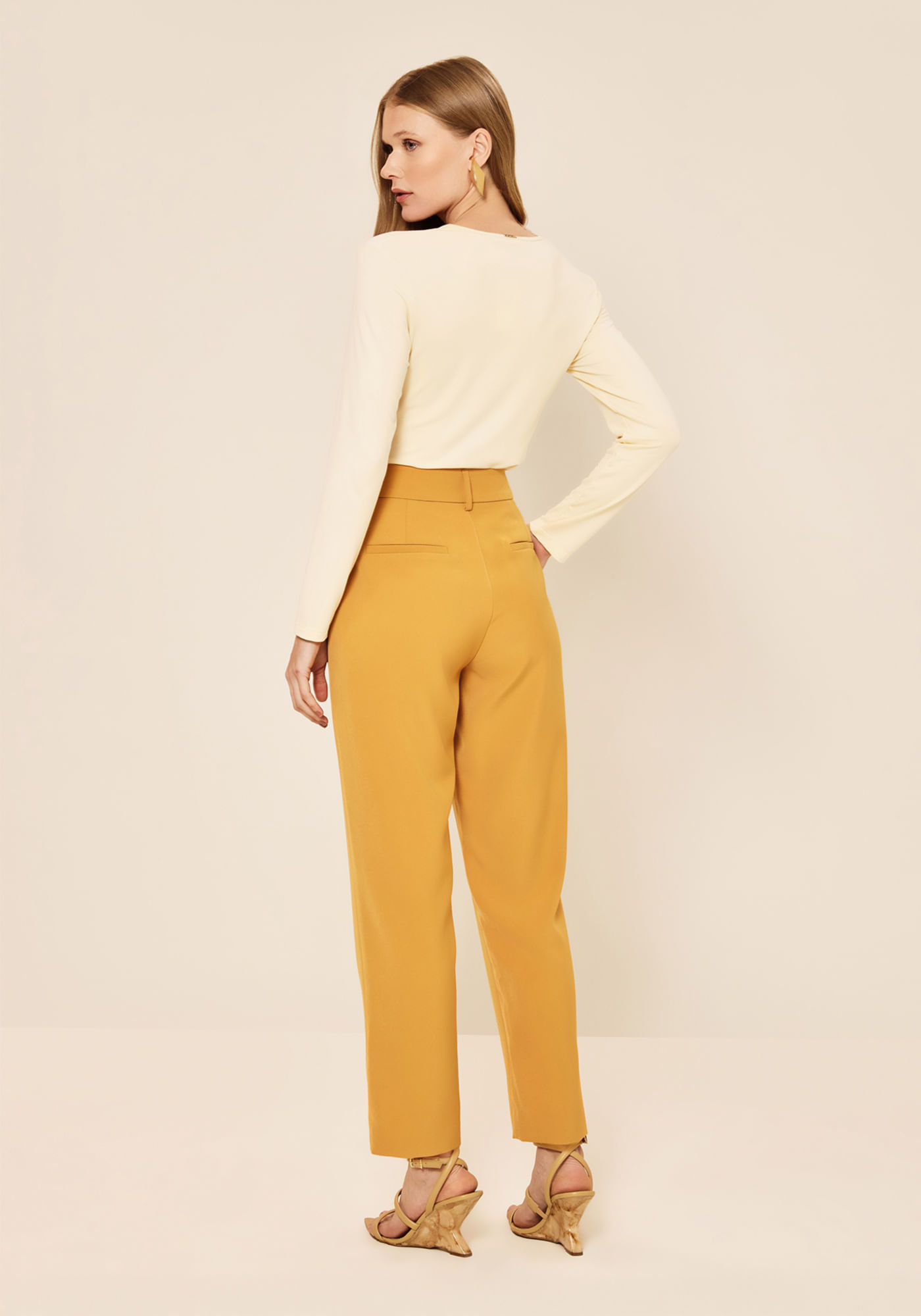 Calça Carrot De Cintura Média Com Bolsos | Lez a Lez