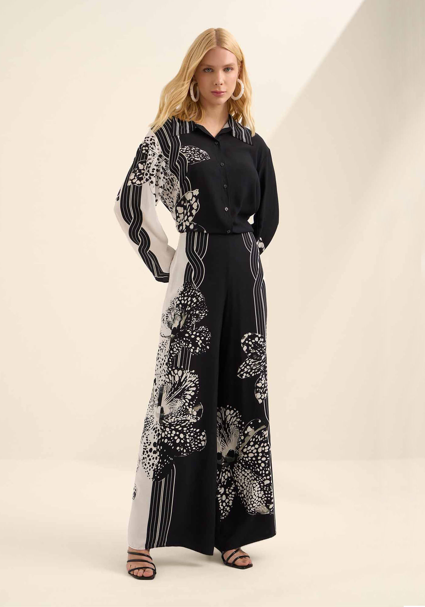 Calça Pantalona Estampada Com Cintura Média